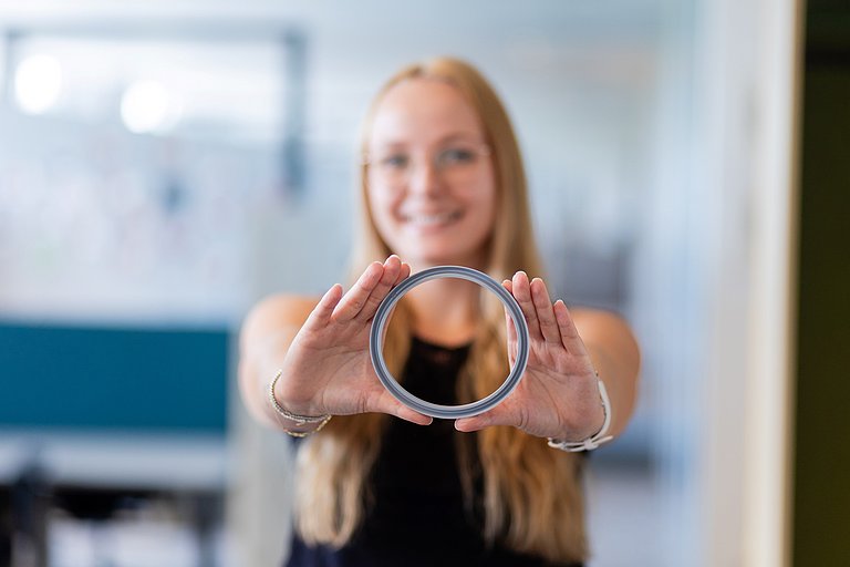 Pneumatikdichtung BiancaKrautzer Bianca Krautzer hält eine Pneumatikdichtung mit beiden Händen