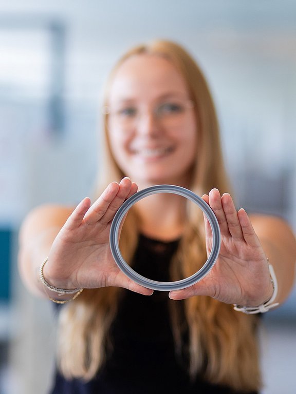 Pneumatikdichtung BiancaKrautzer Bianca Krautzer hält eine Pneumatikdichtung mit beiden Händen