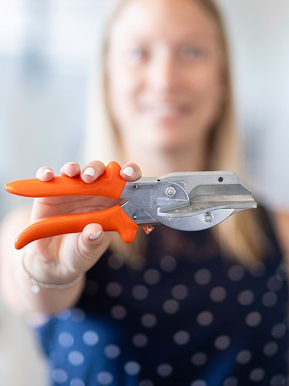 Packungsschneider & Vera Steindl Vera Steindl hält einen Packungsschneider in der Hand