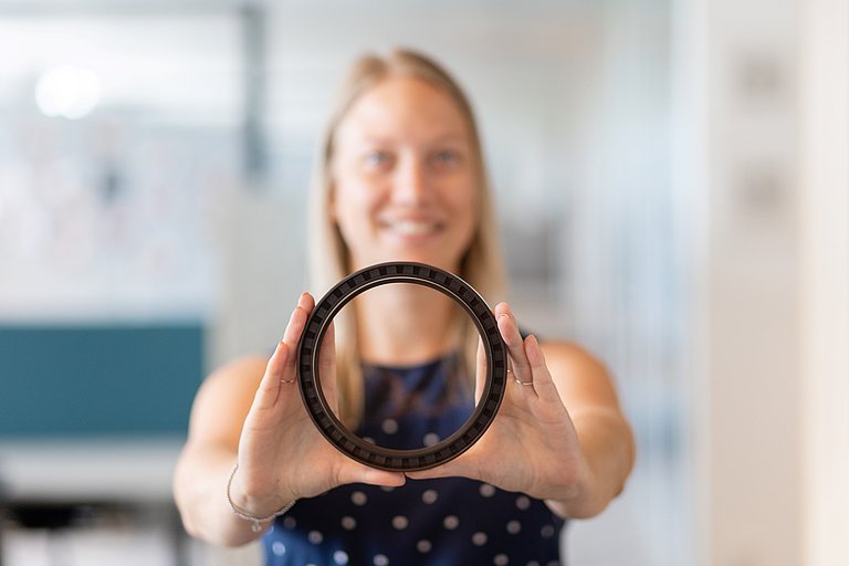 Vera Steindl hält einen Wellendichtring in beiden Händen
