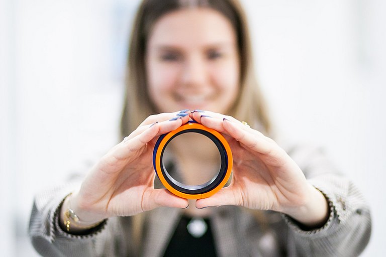 Hydraulikdichtung Simone Rakaseder hält Hydraulikdichtung in beiden Händen | HENNLICH