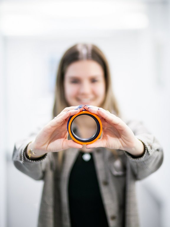 Hydraulikdichtung Simone Rakaseder hält Hydraulikdichtung in beiden Händen | HENNLICH