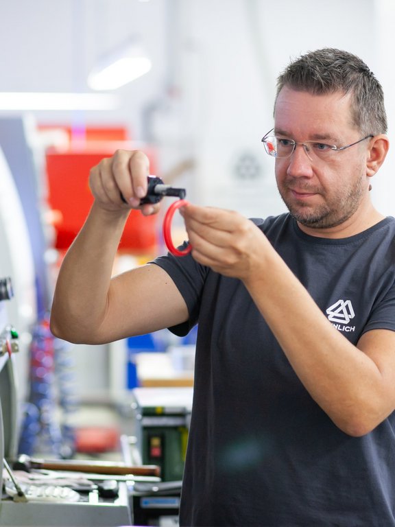 Alexander Pucher, CNC-Dreher bei HENNLICH, bei der Arbeit an einer CNC-Maschine