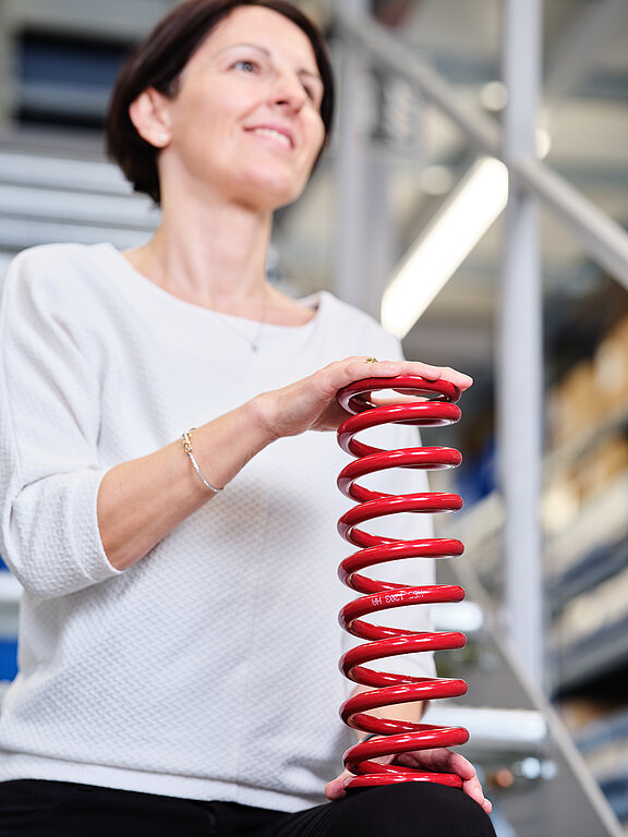 Doris Jodlbauer hält technische Feder in der Hand