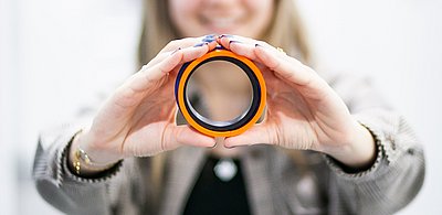 Hydraulikdichtung Simone Rakaseder hält Hydraulikdichtung in beiden Händen | HENNLICH