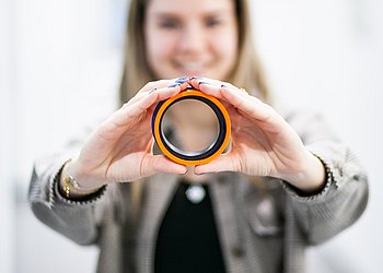 Hydraulikdichtung Simone Rakaseder hält Hydraulikdichtung in beiden Händen | HENNLICH