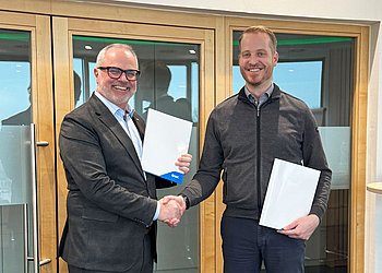 SMC Kooperation Robert Angel von SMC und und Markus Zebisch von HENNLICH Global bei der Vertragsunterzeichnung in Suben.