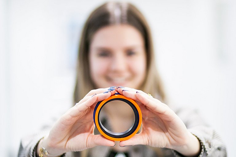 Hydraulikdichtung Simone Rakaseder hält Hydraulikdichtung in beiden Händen | HENNLICH